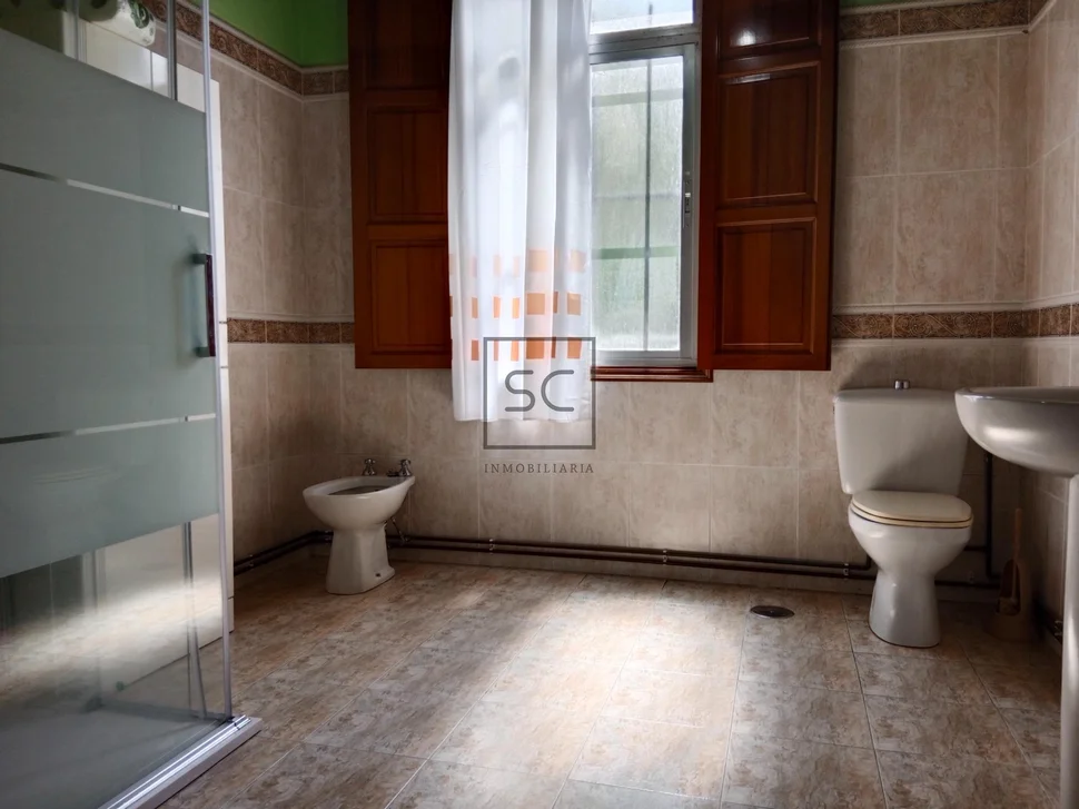 Casa con finca y bodega en meirás-valdoviño