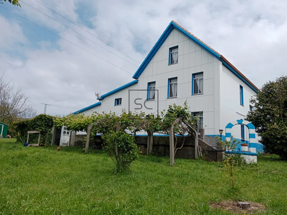 Casa con finca y bodega en meirás-valdoviño