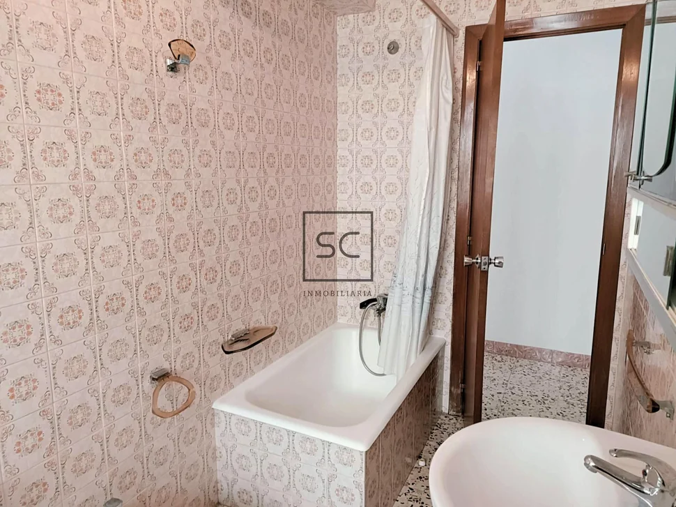 Piso con 4 habitaciones en santa cecilia, narón