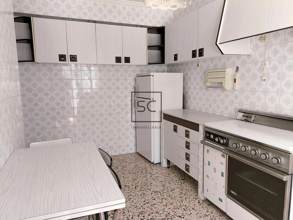 Piso con 4 habitaciones en santa cecilia, narón