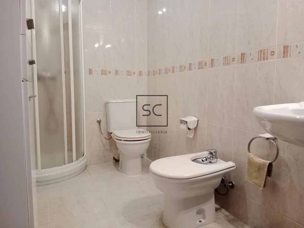 Piso con 2 trasteros y plaza de garaje en santa cecilia-narón