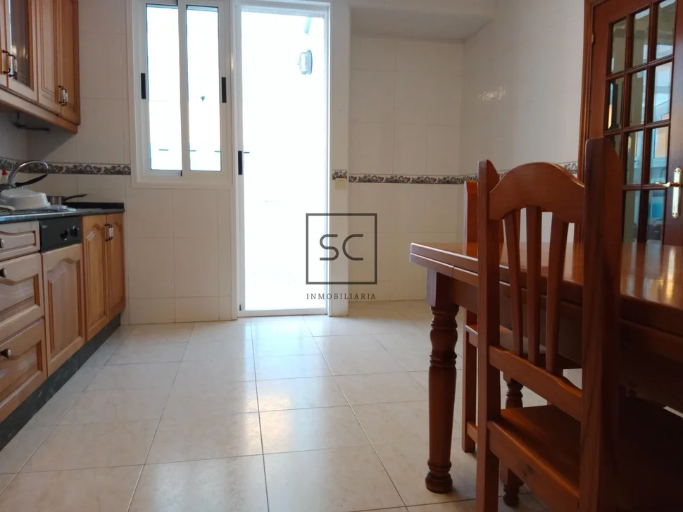 Piso con 2 trasteros y plaza de garaje en santa cecilia-narón