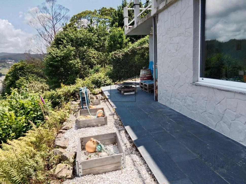 Casa con finca y vistas a la playa de villarrube-valdoviño