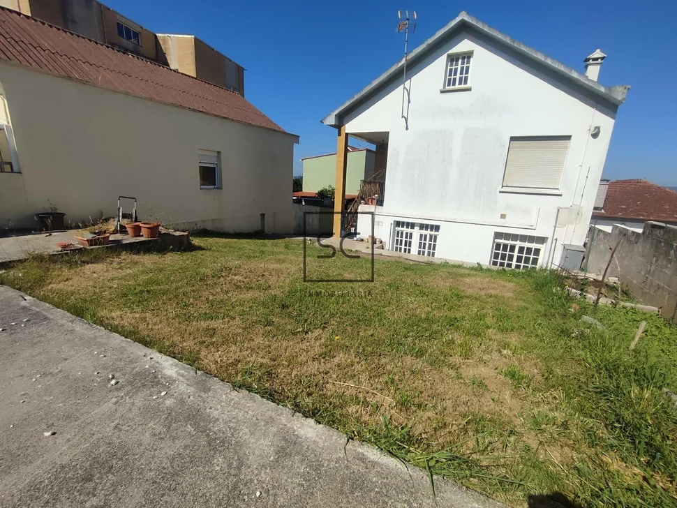 Bajo vivienda con jardín en fene