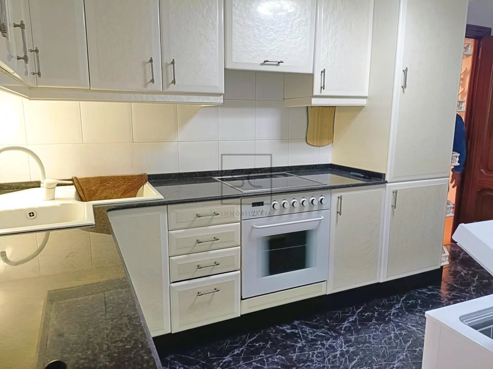 Piso con 3 habitaciones más ático habitable en freixeiro, narón