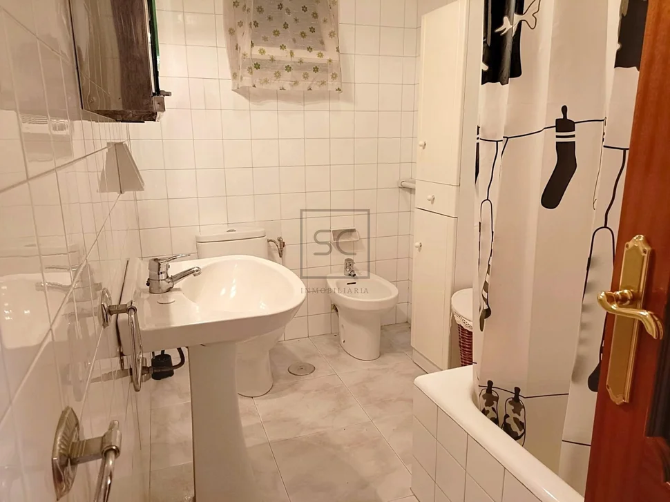 Piso con 3 habitaciones más ático habitable en freixeiro, narón