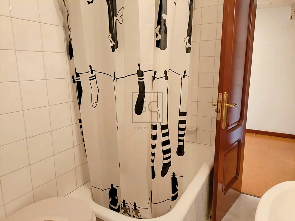 Piso con 3 habitaciones más ático habitable en freixeiro, narón