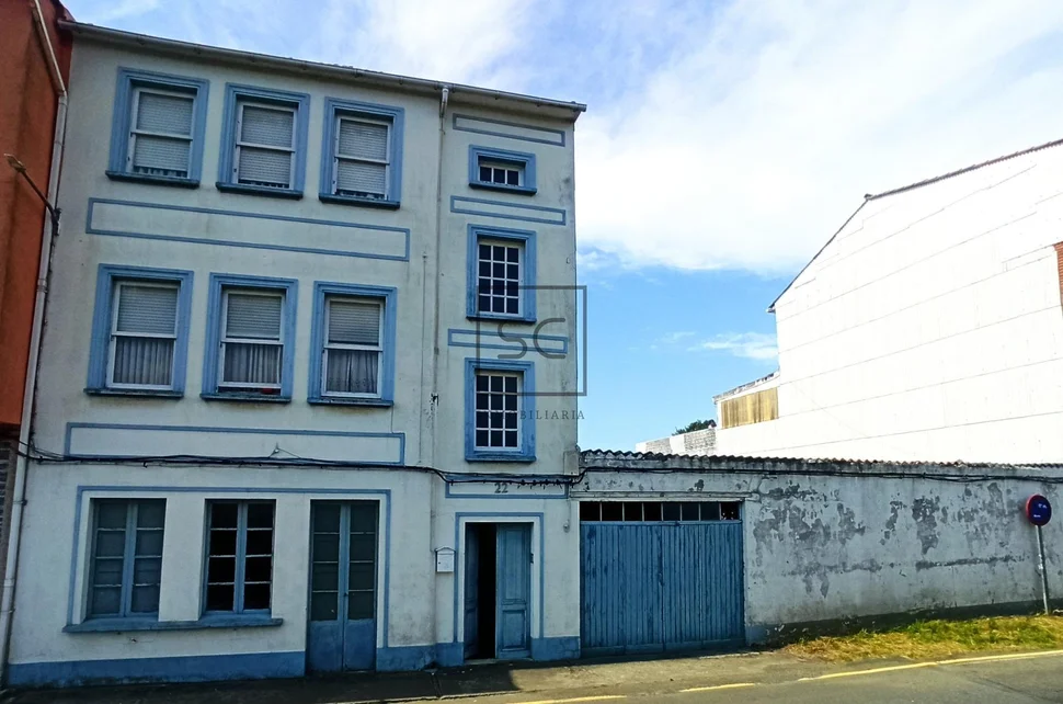 Edificio con finca en san juan, ferrol