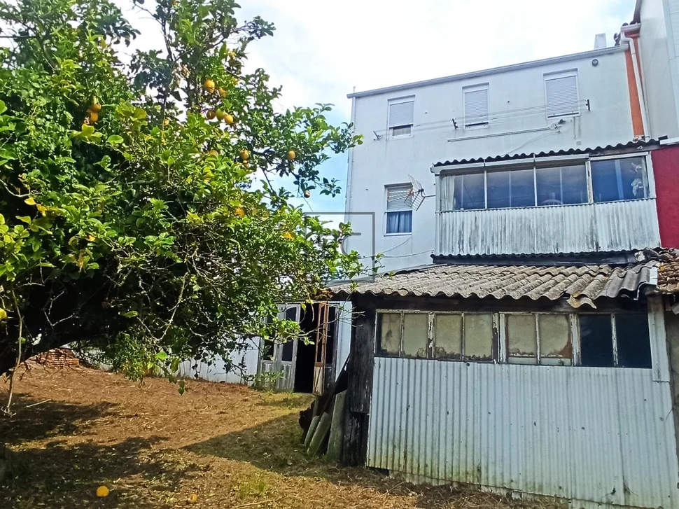 Edificio con finca en san juan, ferrol