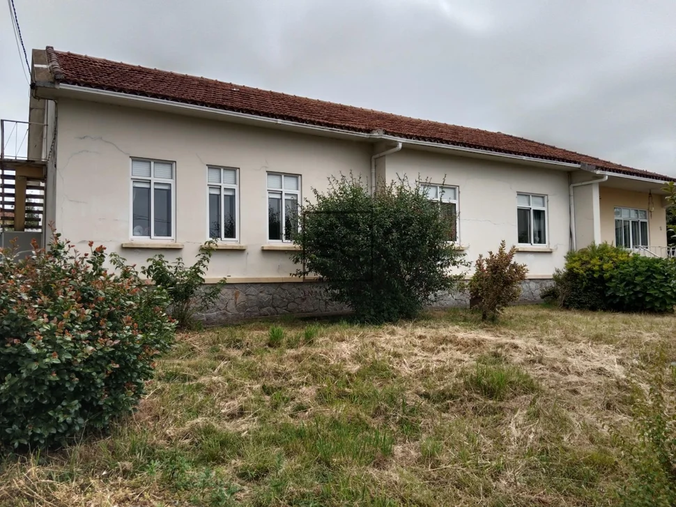 Casa de planta baja con garaje y finca en neda