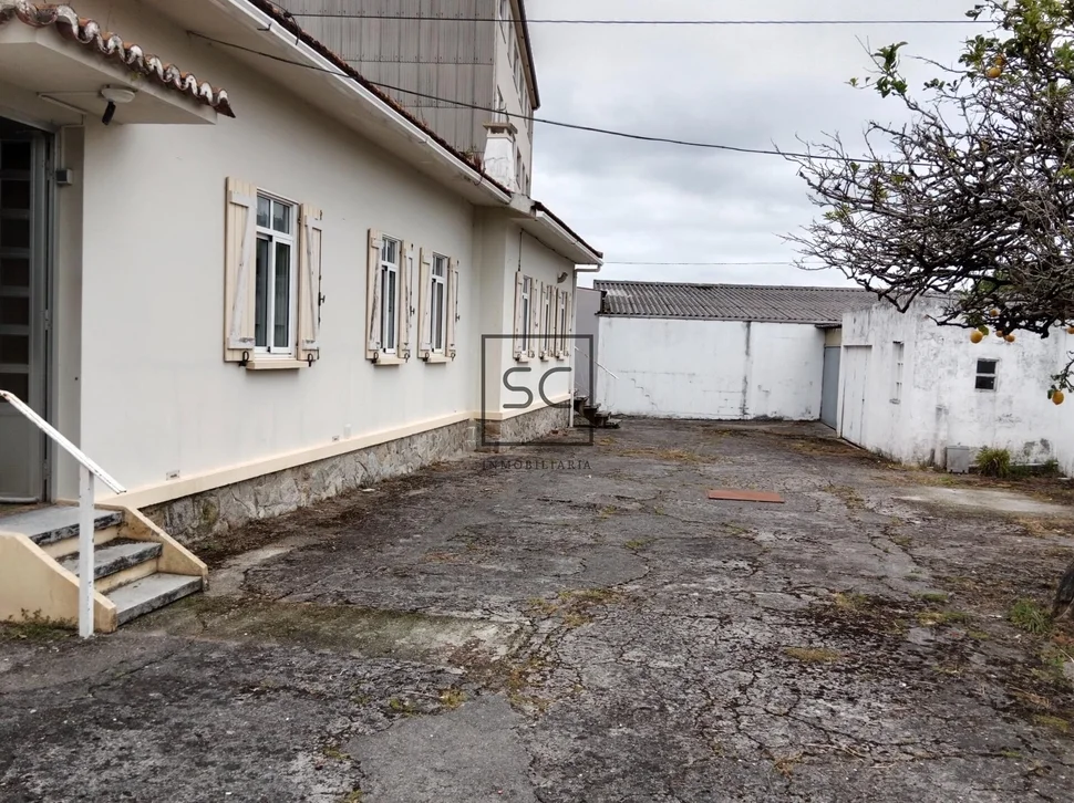 Casa de planta baja con garaje y finca en neda