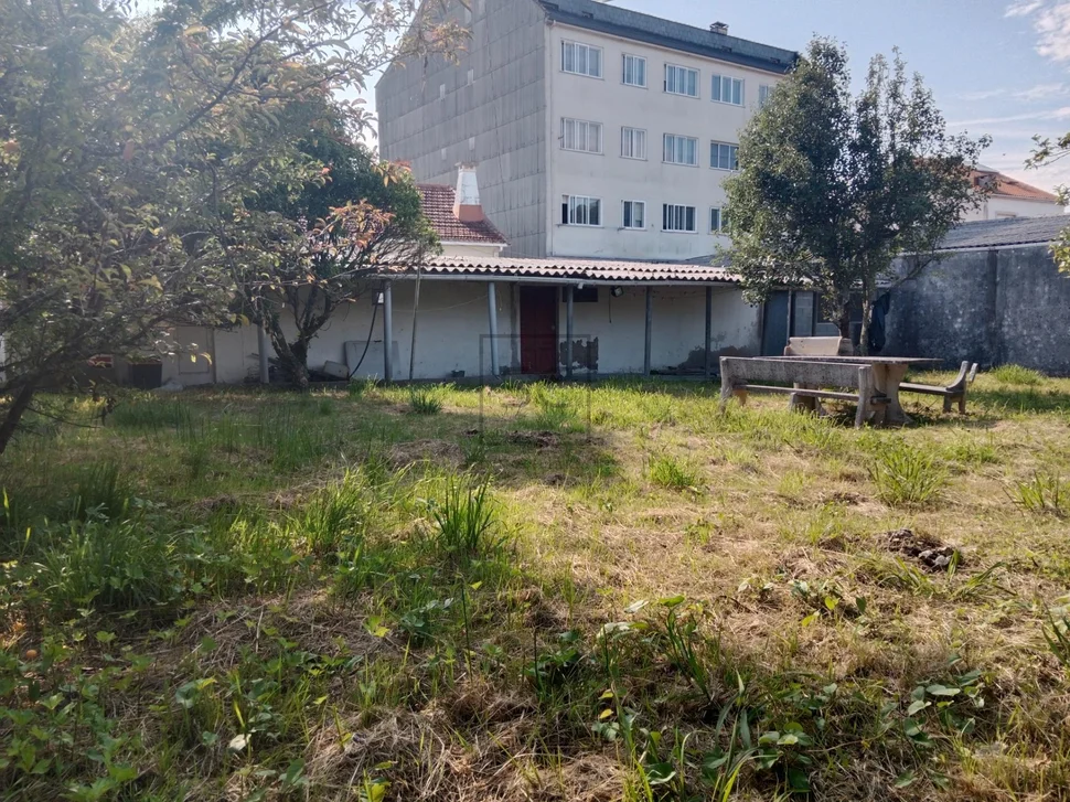 Casa de planta baja con garaje y finca en neda