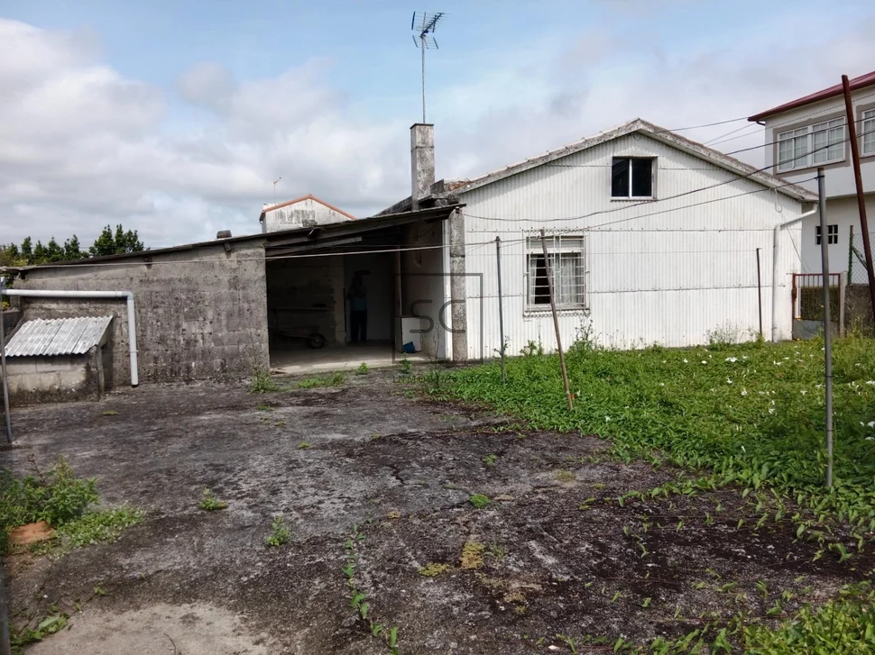 Casa de planta baja y finca en freixeiro-narón