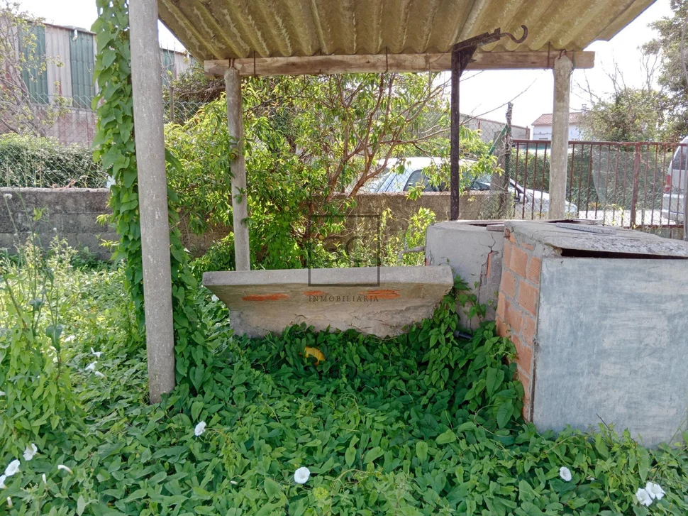 Casa de planta baja y finca en freixeiro-narón