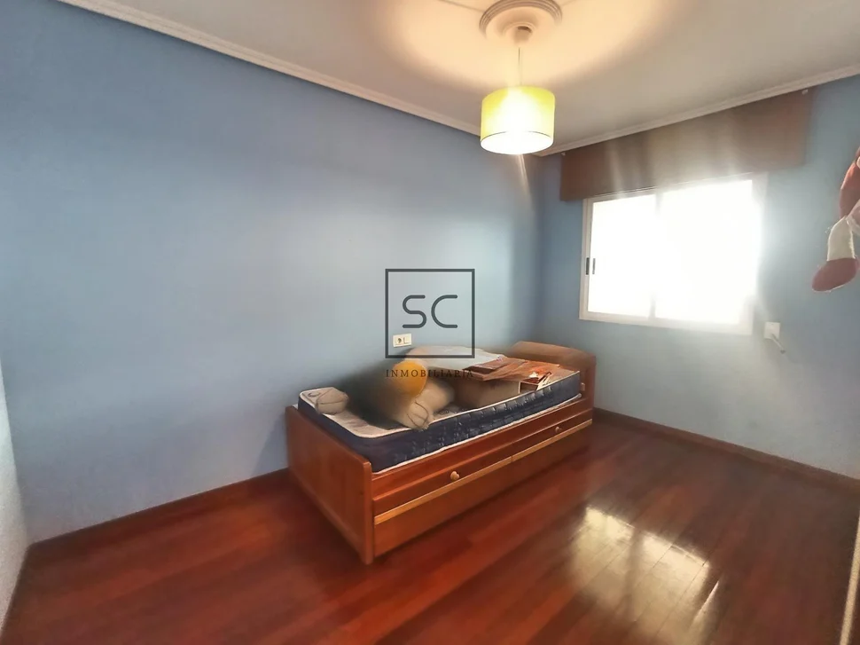 Amplio piso con terraza en el alto del castaño, narón