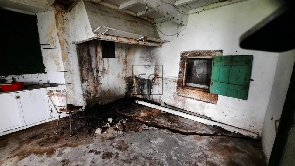 Casa de Piedra para Reforma Integral con Gran Finca