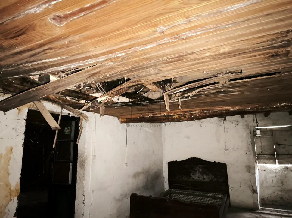 Casa de Piedra para Reforma Integral con Gran Finca