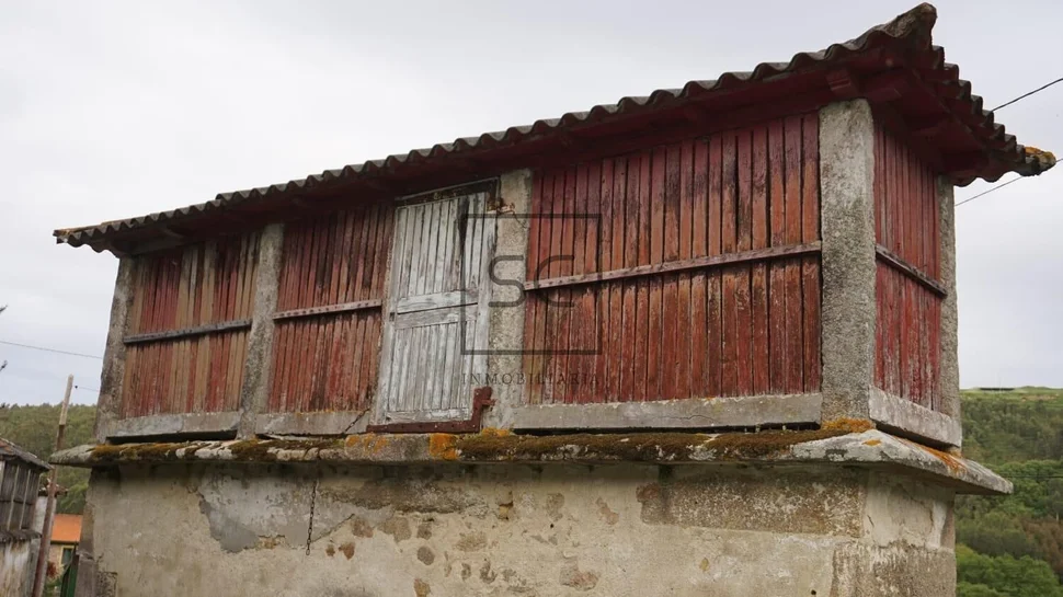 Casa de Piedra para Reforma Integral con Gran Finca