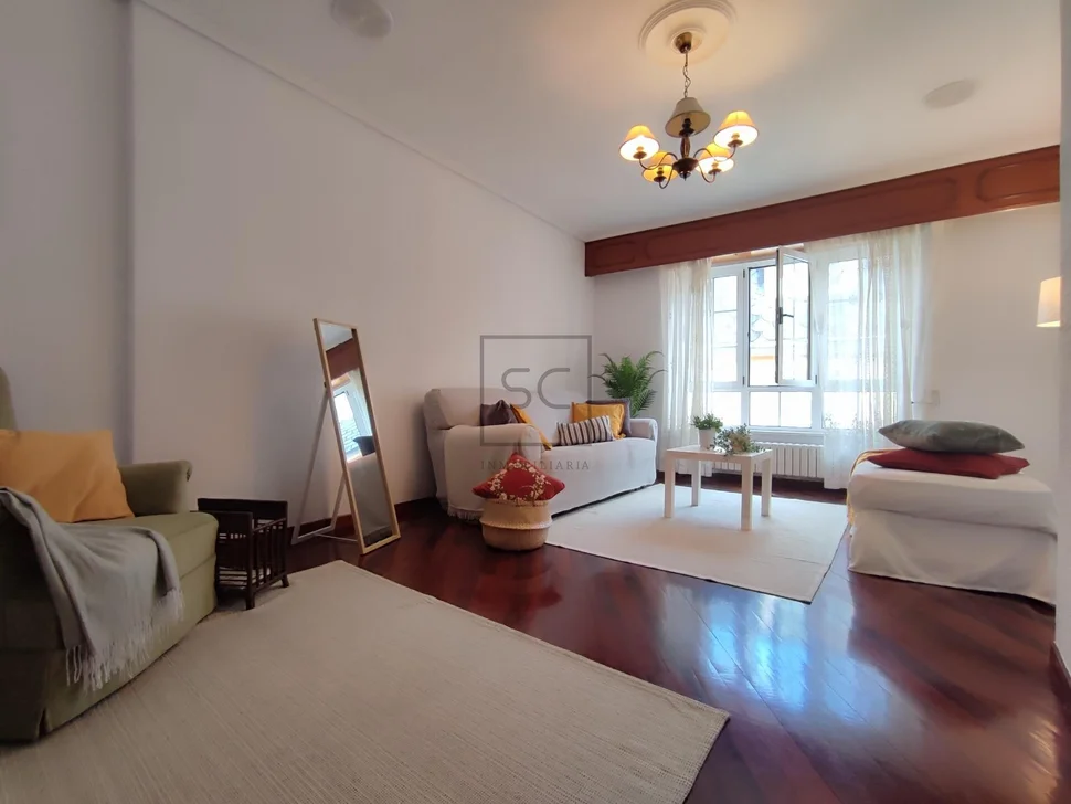 Luminoso dúplex ascendente en cedeira