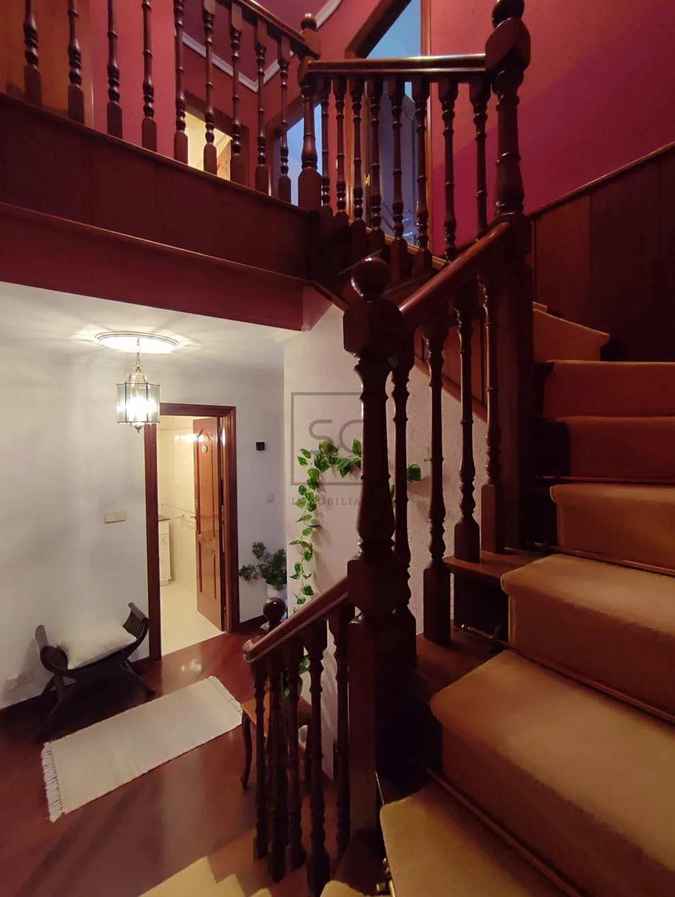 Luminoso dúplex ascendente en cedeira