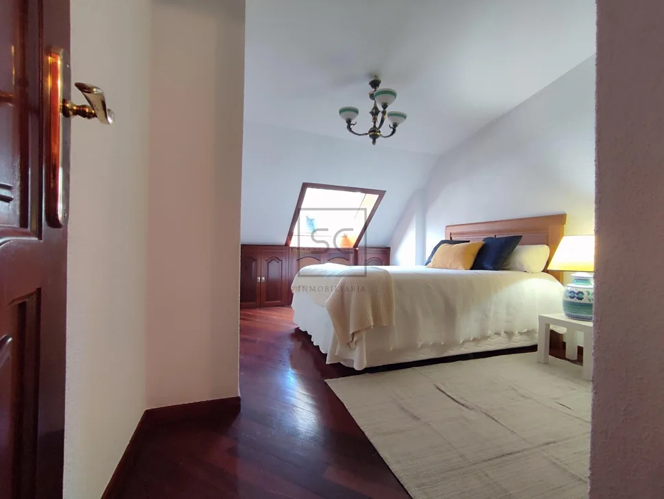 Luminoso dúplex ascendente en cedeira