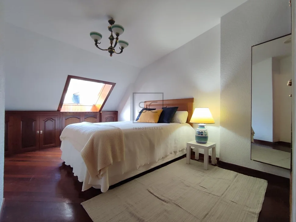 Luminoso dúplex ascendente en cedeira