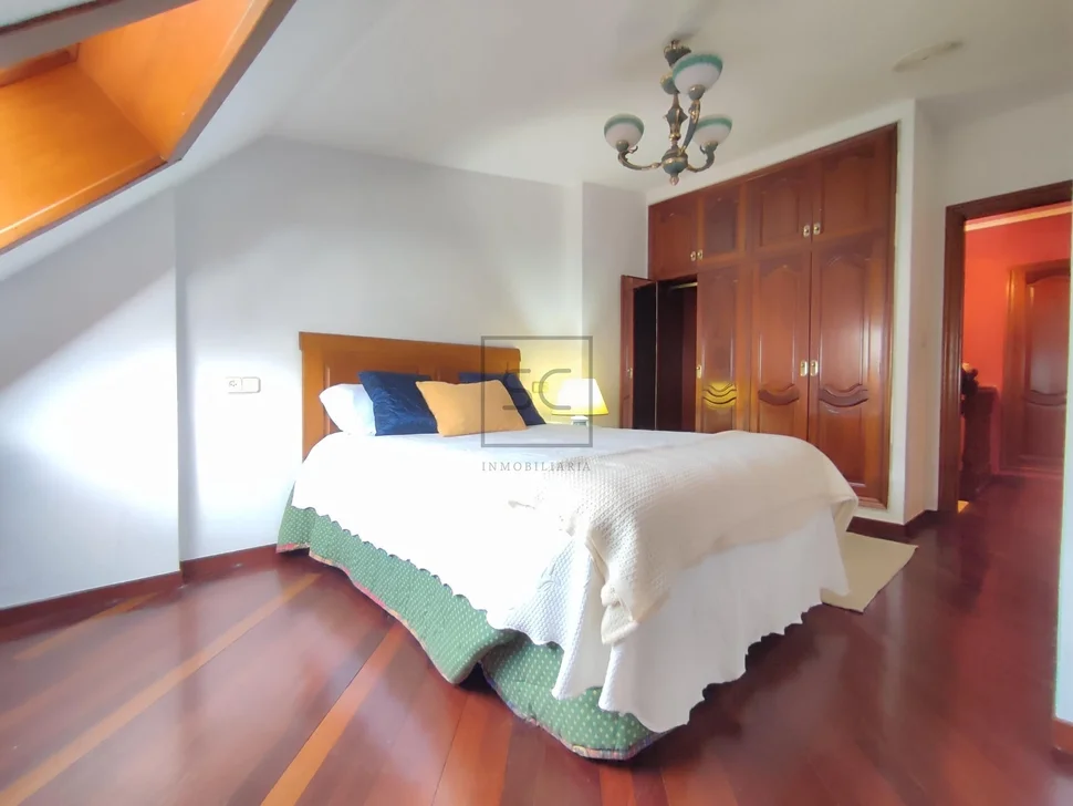 Luminoso dúplex ascendente en cedeira