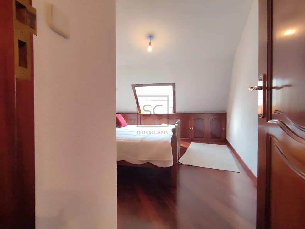 Luminoso dúplex ascendente en cedeira