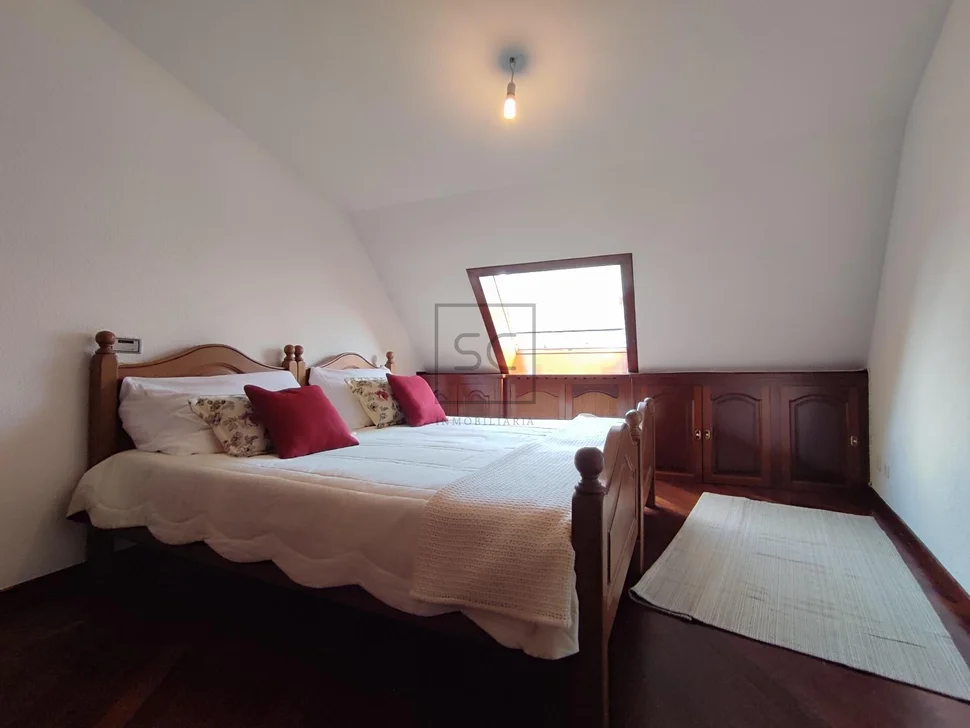 Luminoso dúplex ascendente en cedeira