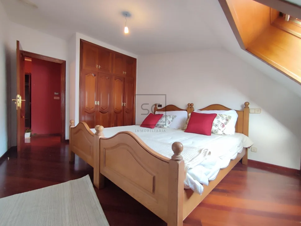 Luminoso dúplex ascendente en cedeira