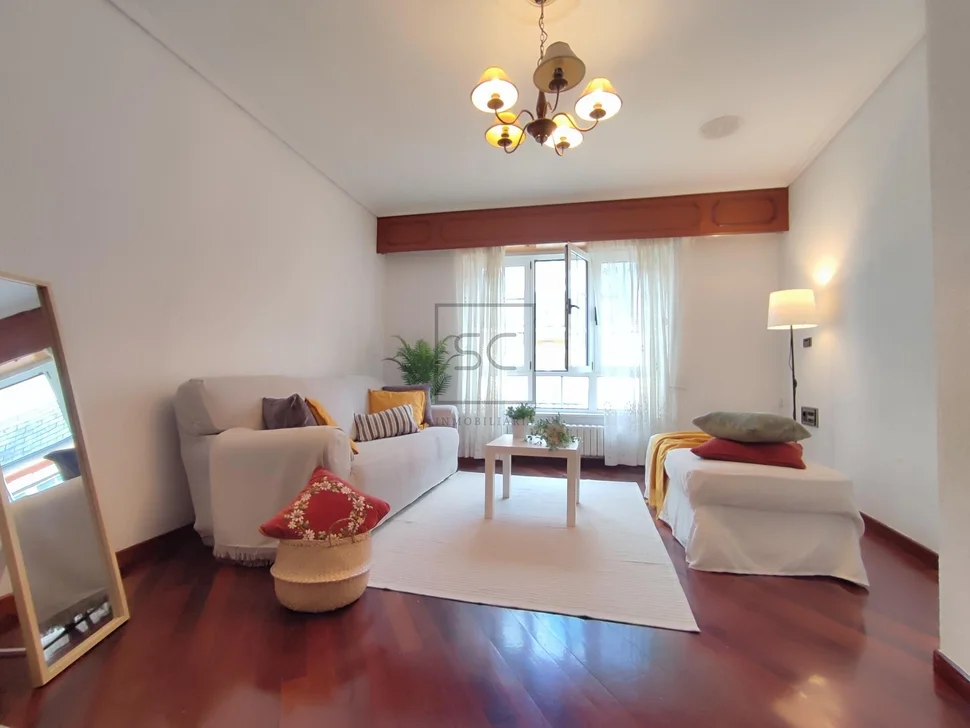 Luminoso dúplex ascendente en cedeira