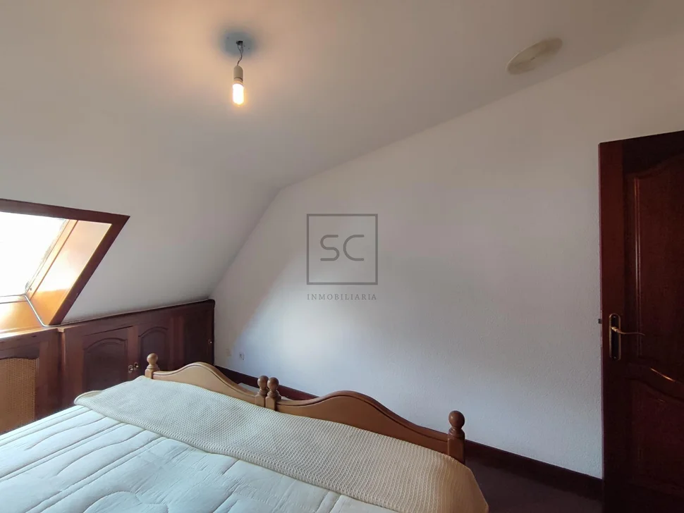 Luminoso dúplex ascendente en cedeira