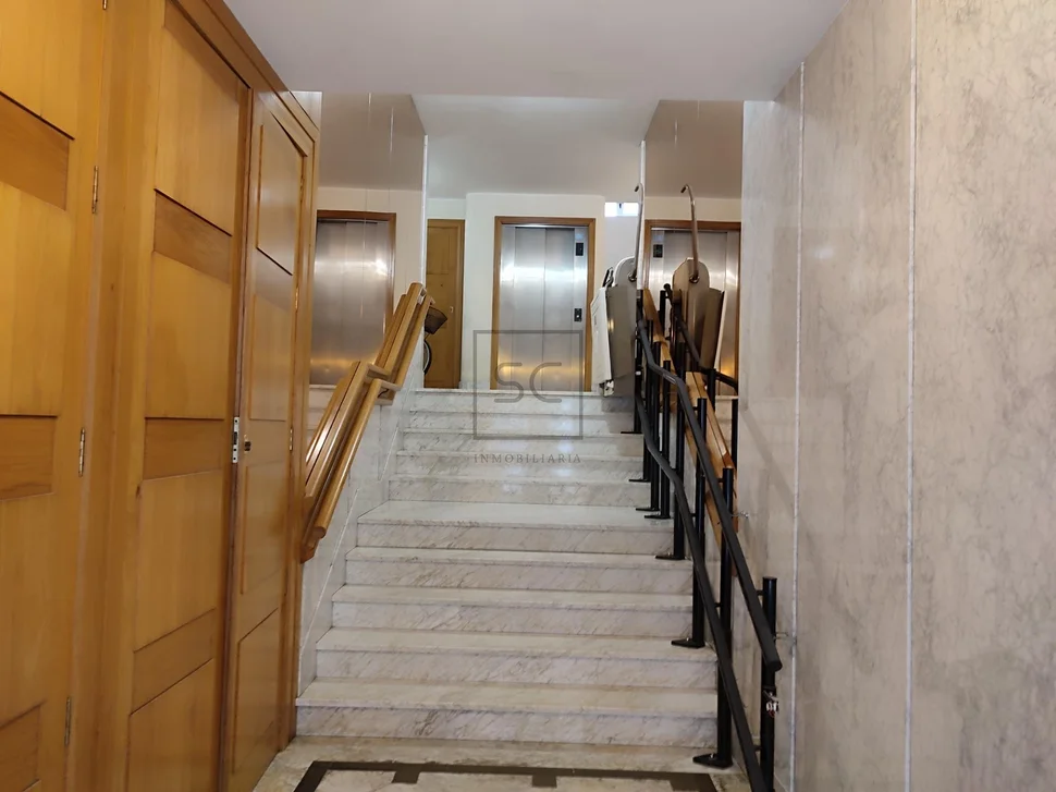 Luminoso dúplex ascendente en cedeira