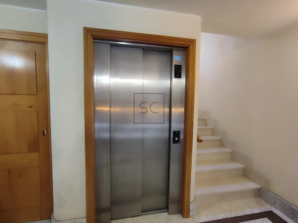 Luminoso dúplex ascendente en cedeira