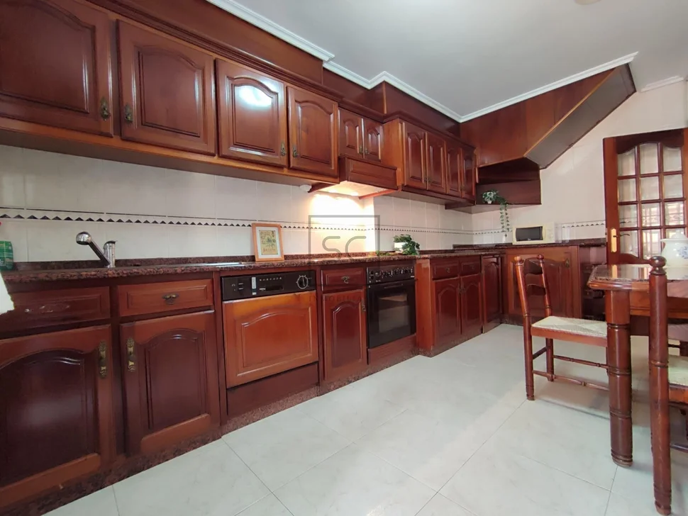 Luminoso dúplex ascendente en cedeira