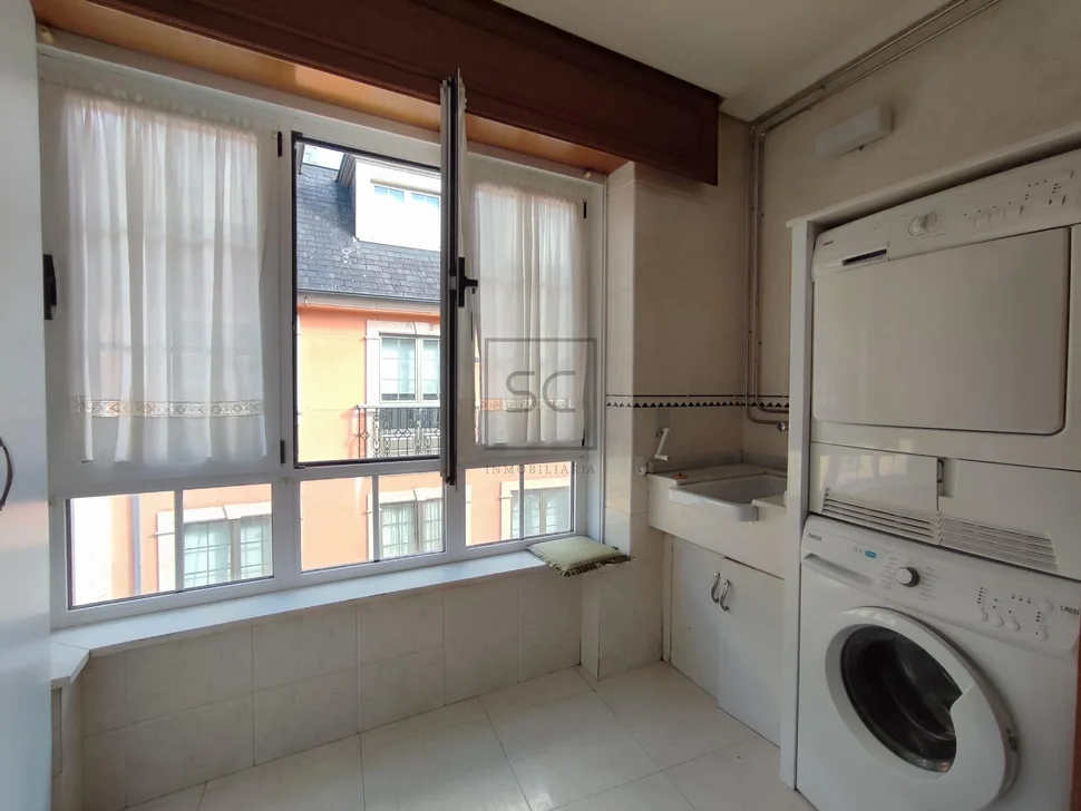 Luminoso dúplex ascendente en cedeira