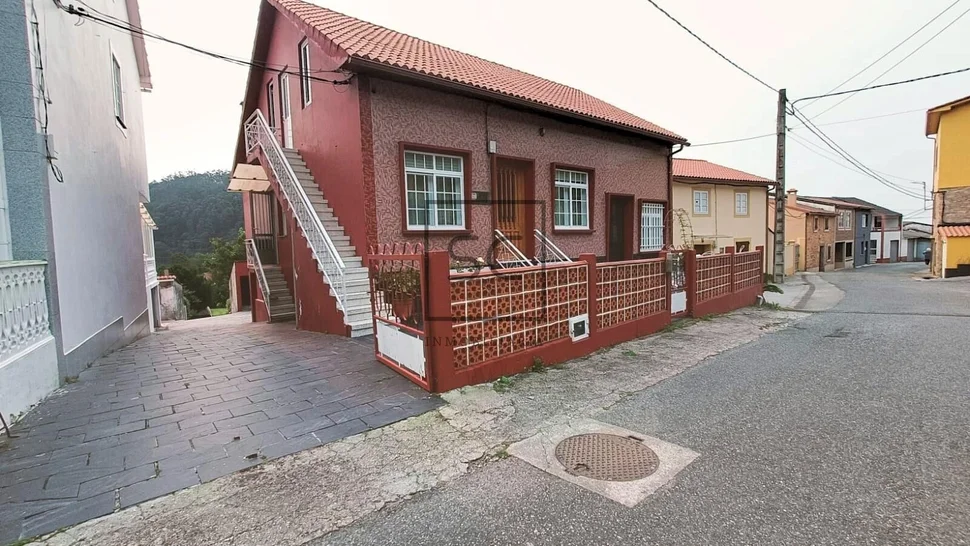 Casa adosada con tres plantas en a mourela, neda
