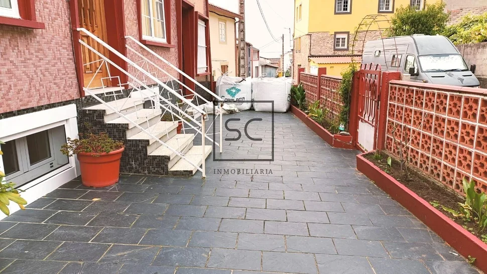 Casa adosada con tres plantas en a mourela, neda