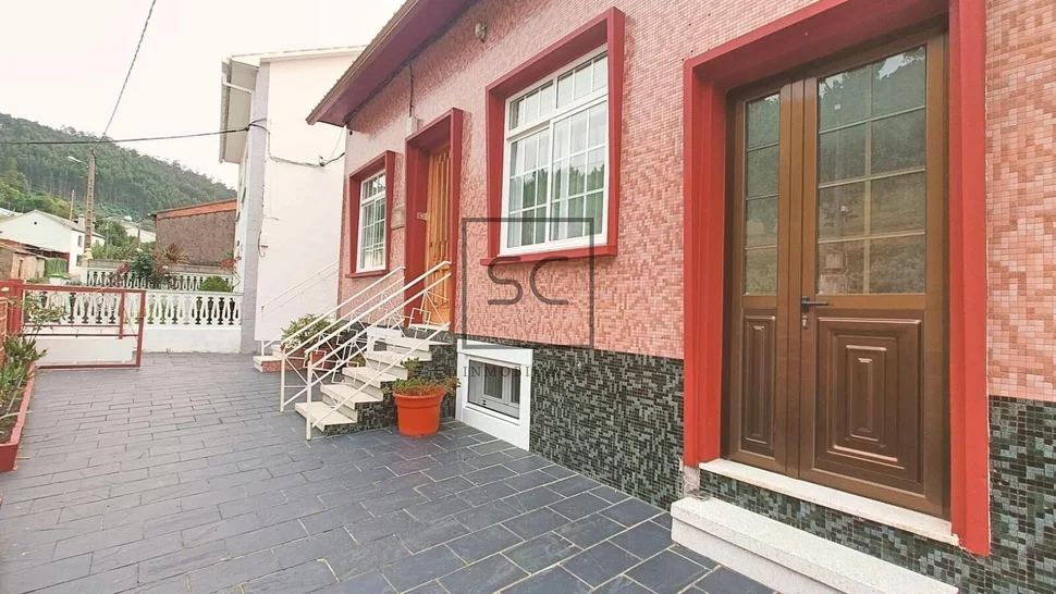 Casa adosada con tres plantas en a mourela, neda