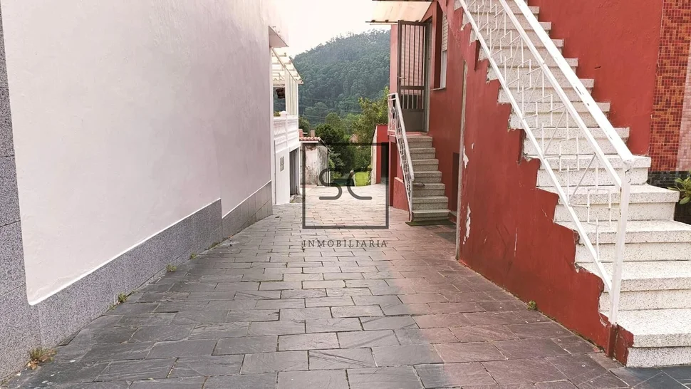 Casa adosada con tres plantas en a mourela, neda
