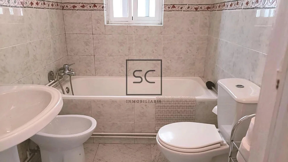 Casa adosada con tres plantas en a mourela, neda