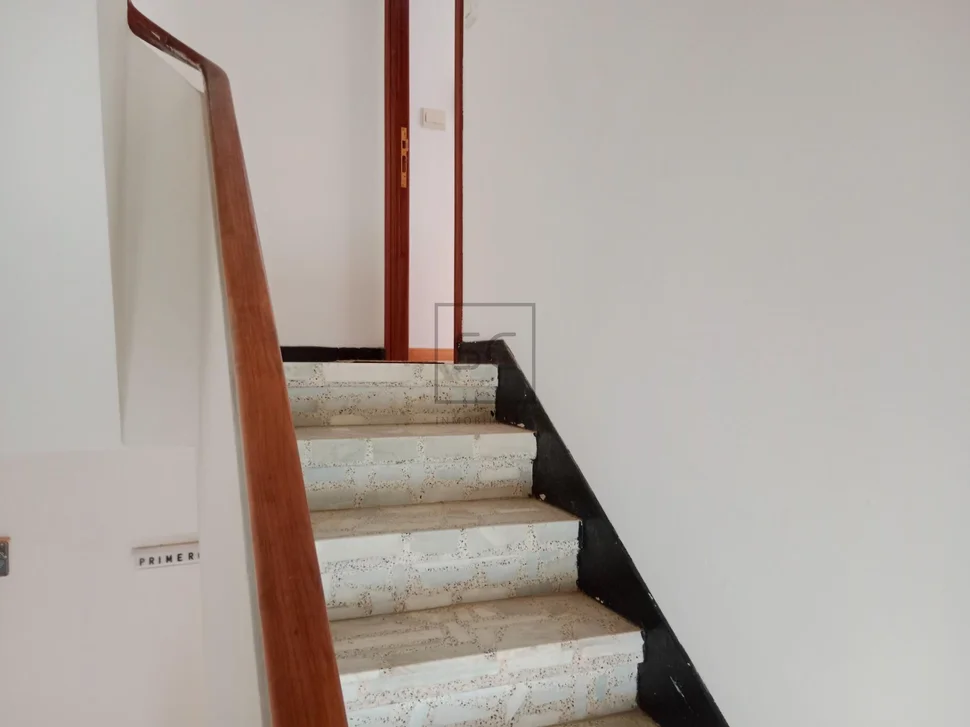 Edificio con patio en fene