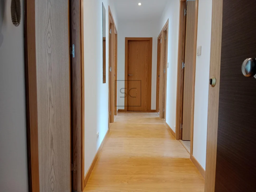 Edificio con patio en fene