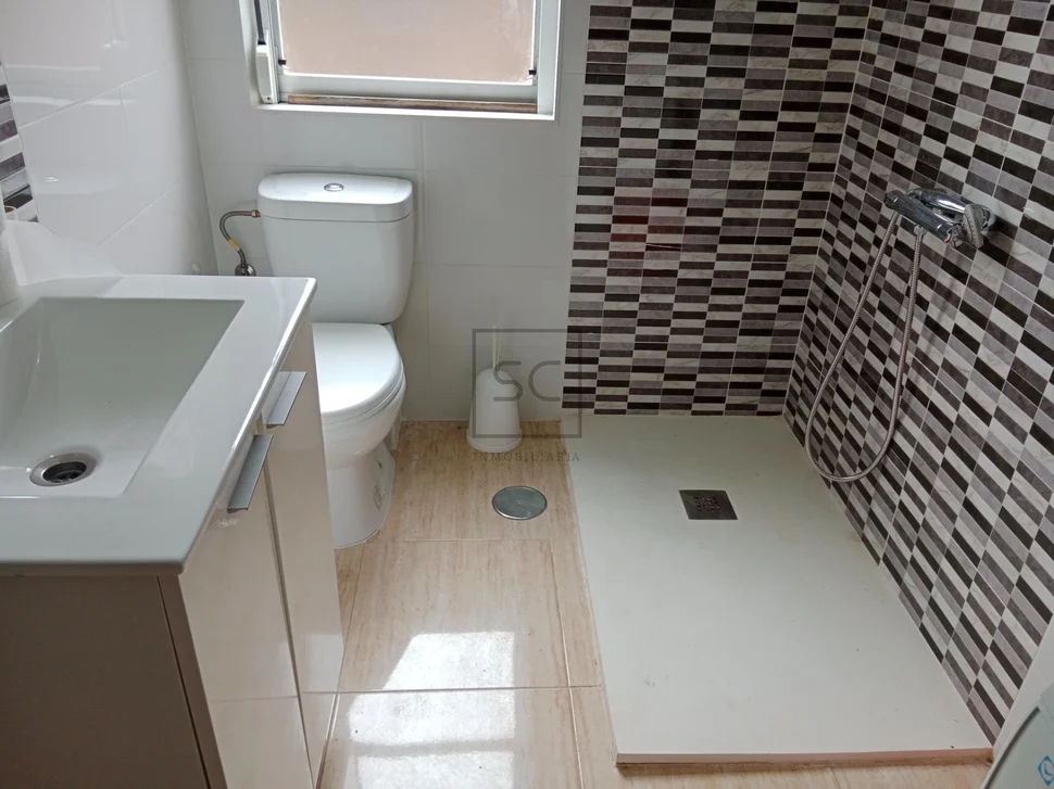 Edificio con patio en fene