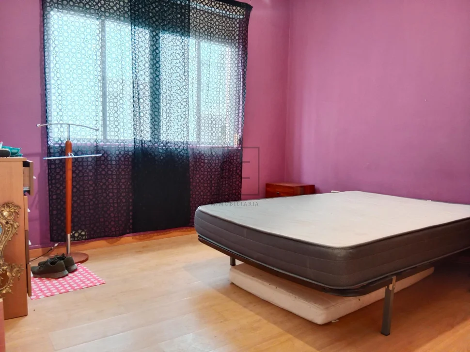 Edificio con patio en fene