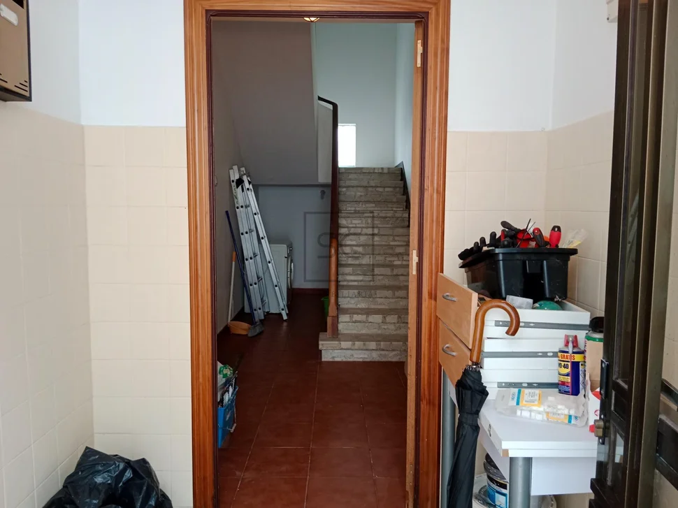 Edificio con patio en fene