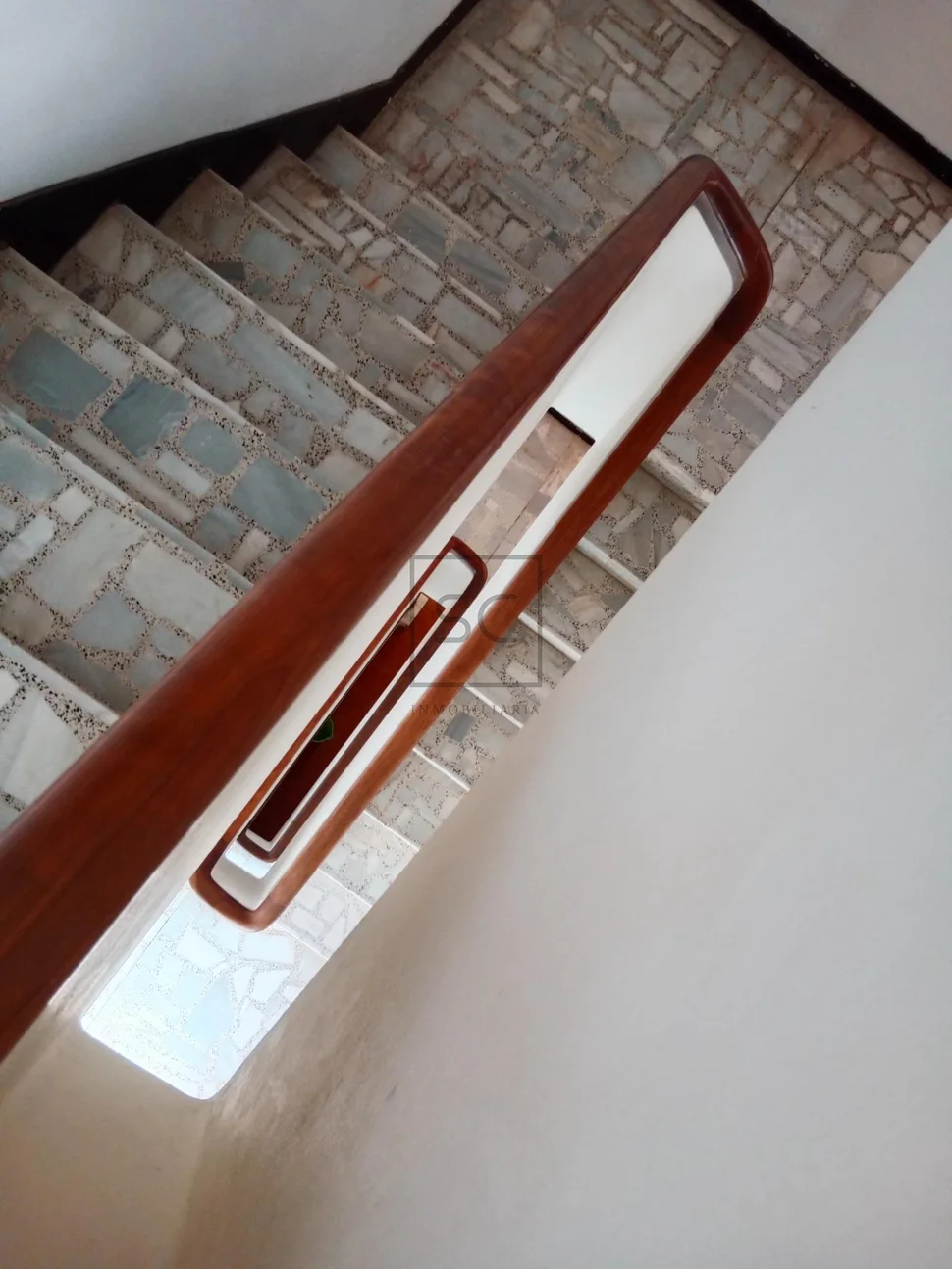 Edificio con patio en fene