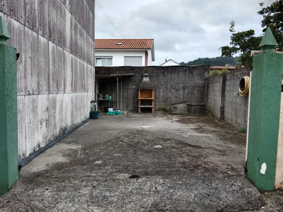 Edificio con patio en fene