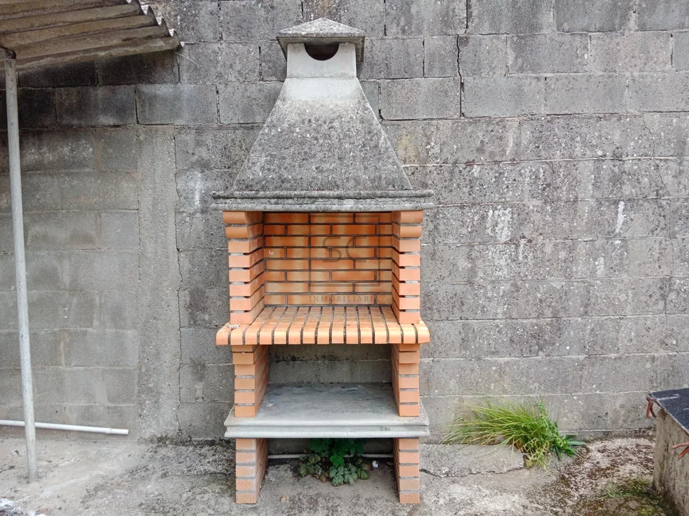 Edificio con patio en fene