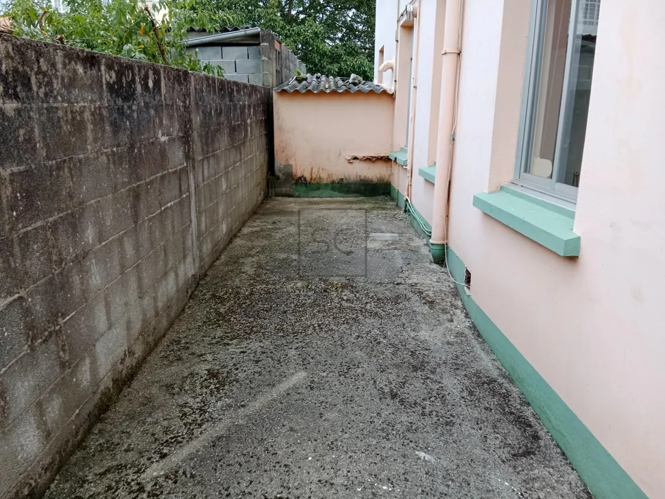 Edificio con patio en fene